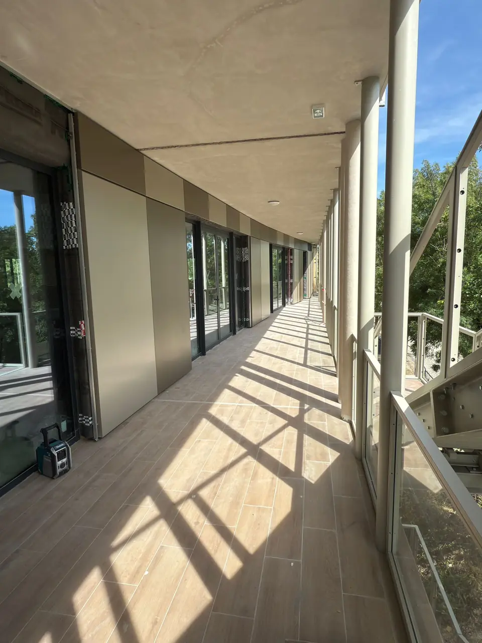 Coursive extérieure du bâtiment d’Avignon