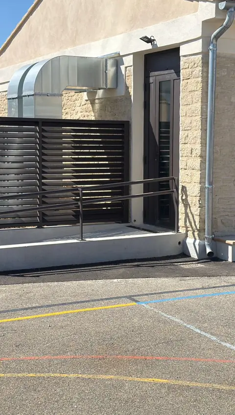 Accès au bâtiment de l’école de Carpentras avec rampe et garde-corps