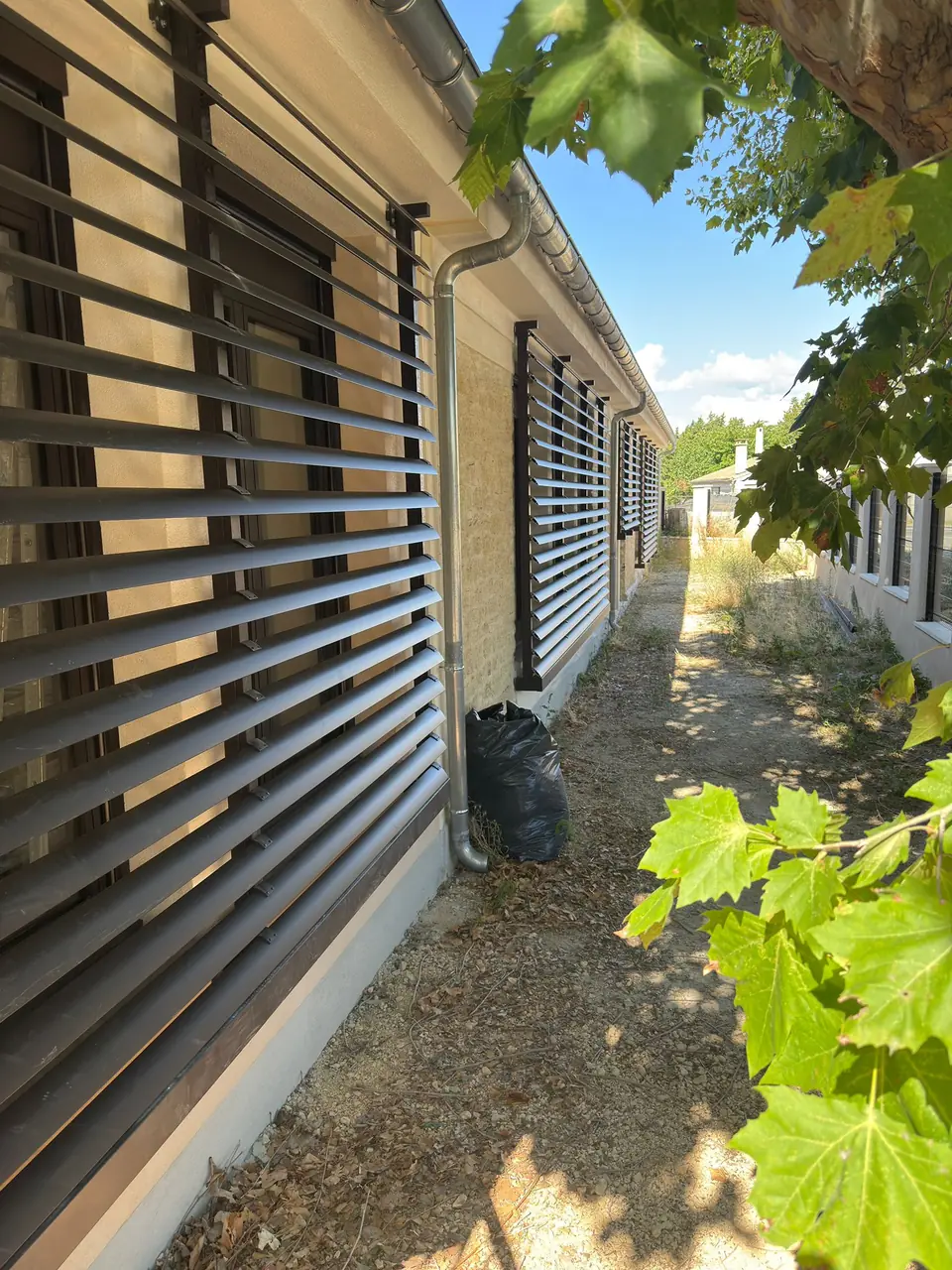 Façade de l’école de Carpentras équipée de brise-soleil