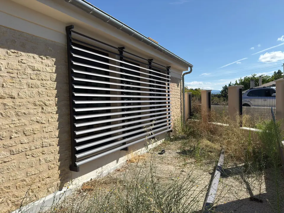 Bâtiment de l’école de Carpentras en pierre avec brise-soleil