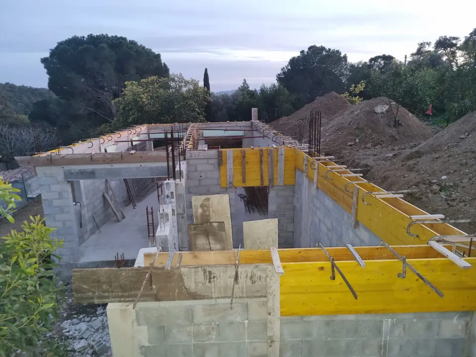 Fondations et murs en blocs béton sur un chantier du Var