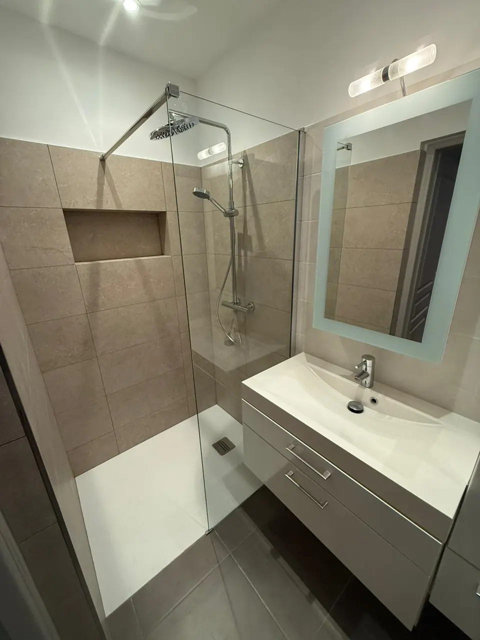 Salle d’eau rénovée avec douche à l’italienne
