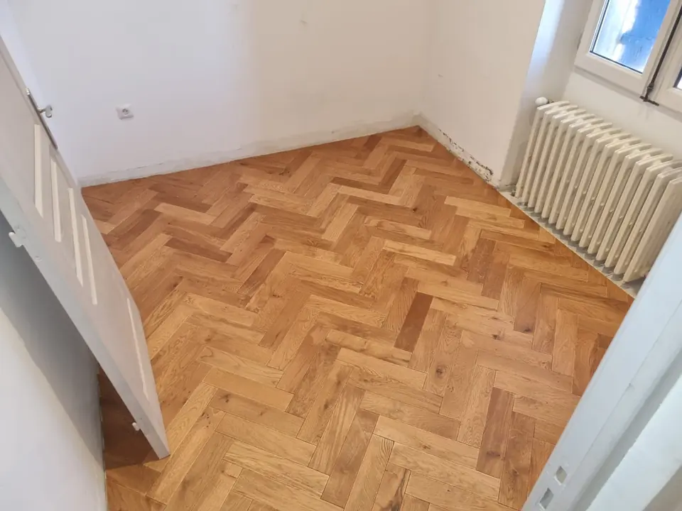 Parquet posé en point de Hongrie dans une chambre rénovée