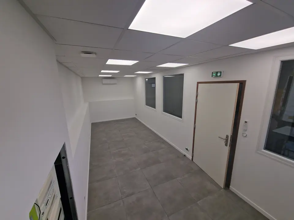 Couloir de bureaux avec cloisons et faux plafond