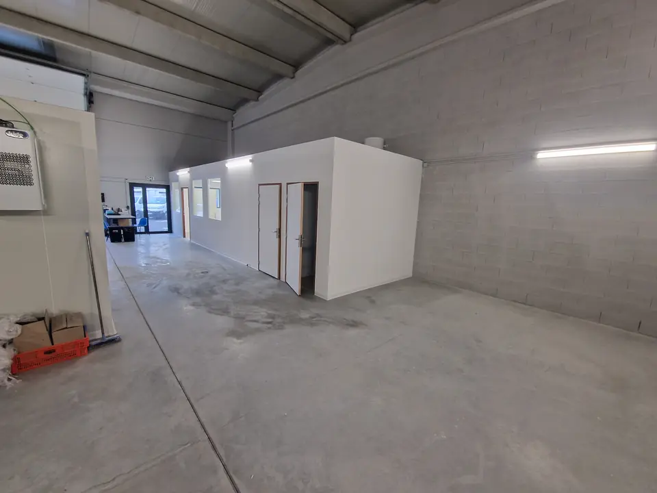 Plateau professionnel cloisonné avec sol en béton