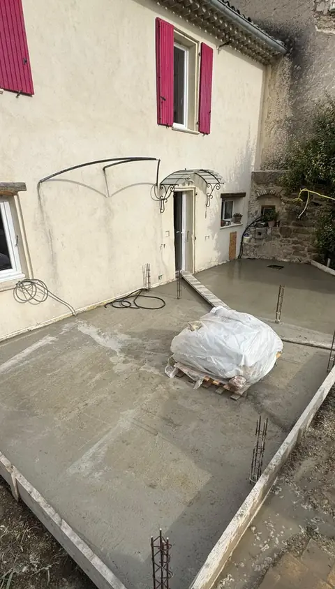 Coffrage et dalle en cours devant la maison de Mirabel-aux-Baronnies