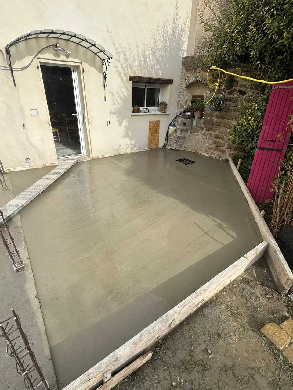 Dalle en béton coulée devant une maison à Mirabel-aux-Baronnies