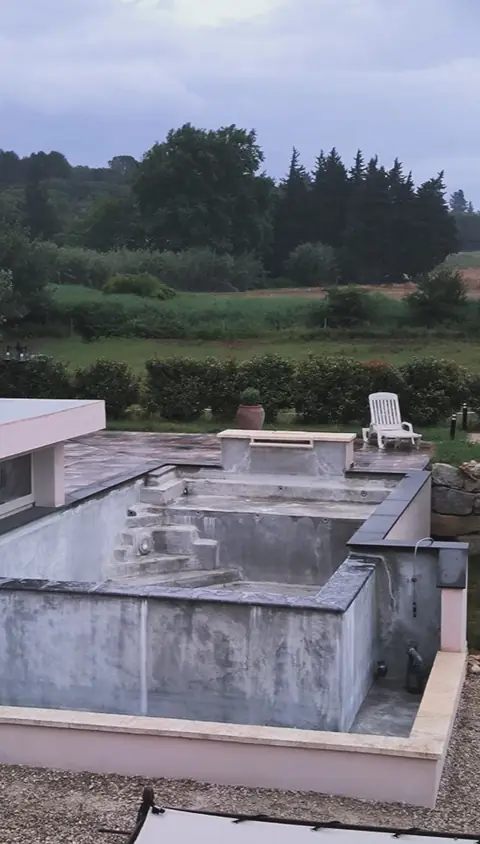 Piscine en pierre à Monteux : gros œuvre