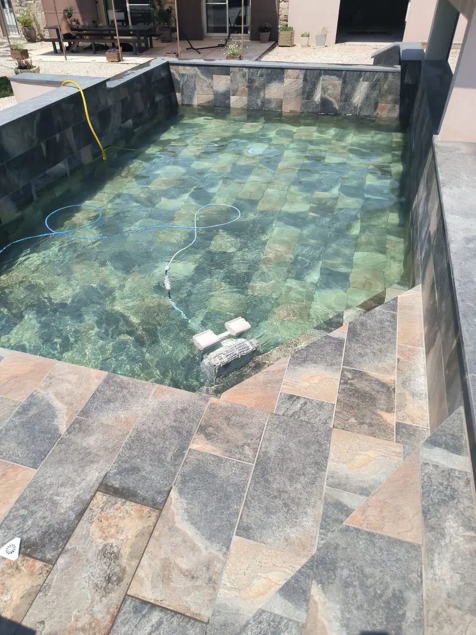 Piscine habillée de pierre naturelle réalisée à Monteux