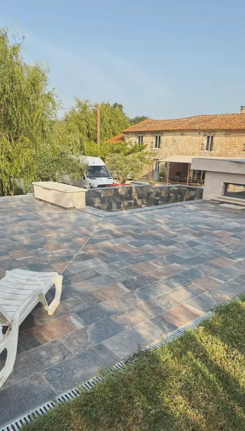 Piscine en pierre à Monteux : abords
