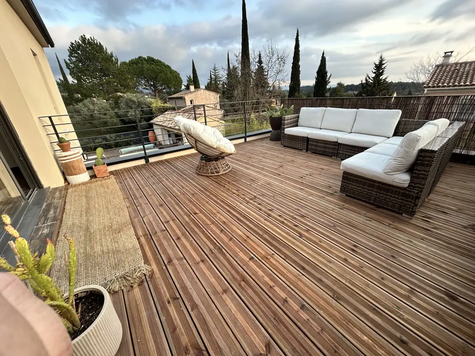 Terrasse en bois avec salon extérieur et vue dégagée
