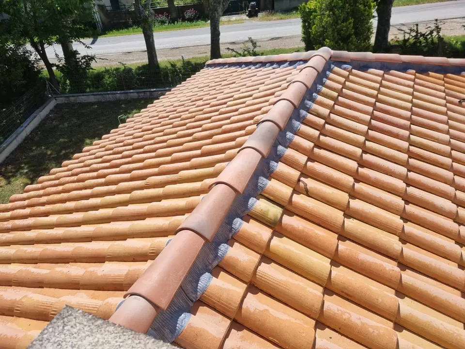 Toiture en tuiles canal refaite sur une maison provençale