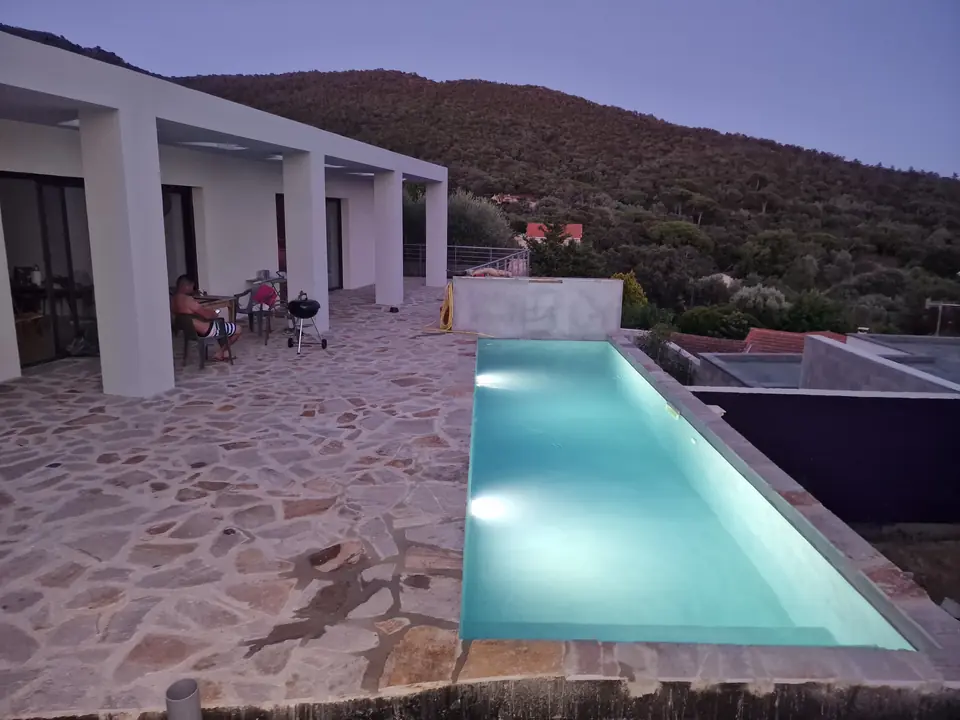 Piscine avec plage en pierre naturelle